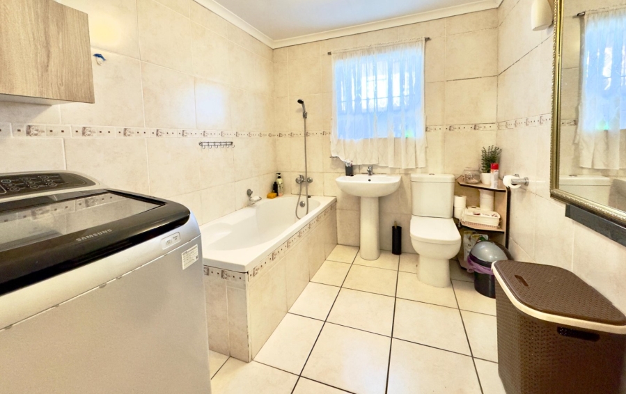 3 Bedroom Property for Sale in Lavender Hill Western Cape